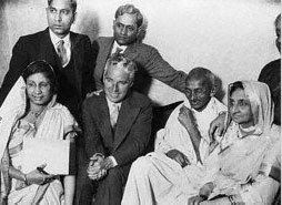 Родители Шри Матаджи в обществе Махатмы Ганди